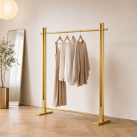 Porte-vêtements simple en acier inoxydable doré brossé, avec barre de base stabilisatrice et joints soudés sans couture, OEM ODM, pour boutiques de vêtements sur mesure