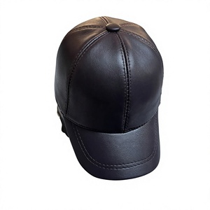 C'est une casquette de baseball en cuir jaune. - Product Image 1
