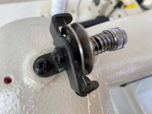 Machine à coudre industrielle à plat pour combinaisons de plongée, matériaux épais, fil dissimulé, équipement de couture en néoprène et caoutchouc, automatique RN-106TT - Product Image 5