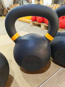 Equipo <span class=keywords><strong>de</strong></span> <span class=keywords><strong>Entrenamiento</strong></span> <span class=keywords><strong>de</strong></span> Fuerza para Gimnasio, Kettlebell <span class=keywords><strong>de</strong></span> Hierro Fundido con Pintura Negra en Aerosol <span class=keywords><strong>de</strong></span> 5-50 Libras, Logotipo Personalizado, Silencioso, Protege el Piso - Product Image 2
