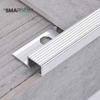 Profilé de marche d'escalier en aluminium et marbre au design moderne, avec rainure sur la surface, bandes de transition antidérapantes pour bord de marche