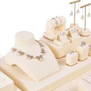 Ensemble de présentoirs à bijoux en crème avec supports pour colliers, bagues et boucles d'oreilles pour présentation en vitrine - Product Image 3