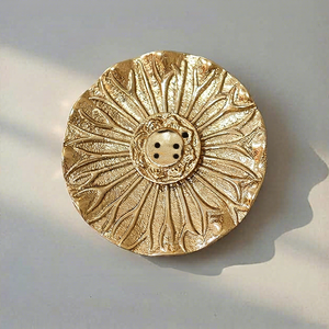 Porte-encens en laiton artisanal en forme de lotus, brûleur d'encens décoratif en forme de feuille pour la maison, le temple, la méditation et la décoration spirituelle - Product Image 2