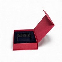 Boîte d'emballage personnalisée avec logo, en papier texturé rouge écologique et recyclable, avec couvercle magnétique, doublure intérieure en mousse EPE noire, robuste et durable