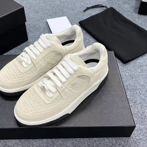 รองเท้ากีฬาลำลองดีไซน์หรูสำหรับผู้ชายและผู้หญิง รองเท้าผ้าใบสไตล์สปอร์ตหนังวัวแท้ พื้น PVC รองรับการขายแบบดรอปชิปปิ้ง แฟชั่นสไตล์ชาแนล - Product Image 6