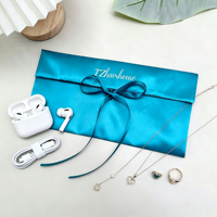 Pochette enveloppe en satin bleu écologique avec logo personnalisé, design fin pour le rangement des batteries externes et des écouteurs