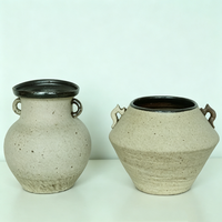 Paire de vases vintage en poterie mate marbrée, faits à la main, avec deux poignées, en argile neutre, style oriental Wabi Sabi, pour décoration de table en bois