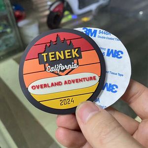 Patch de logo personnalisé en PVC souple 3D/2D sans minimum de commande, avec décoration en dentelle en forme de fleur gaufrée à chaud, thermocollant pour dos en velcro, en caoutchouc. - Product Image 3