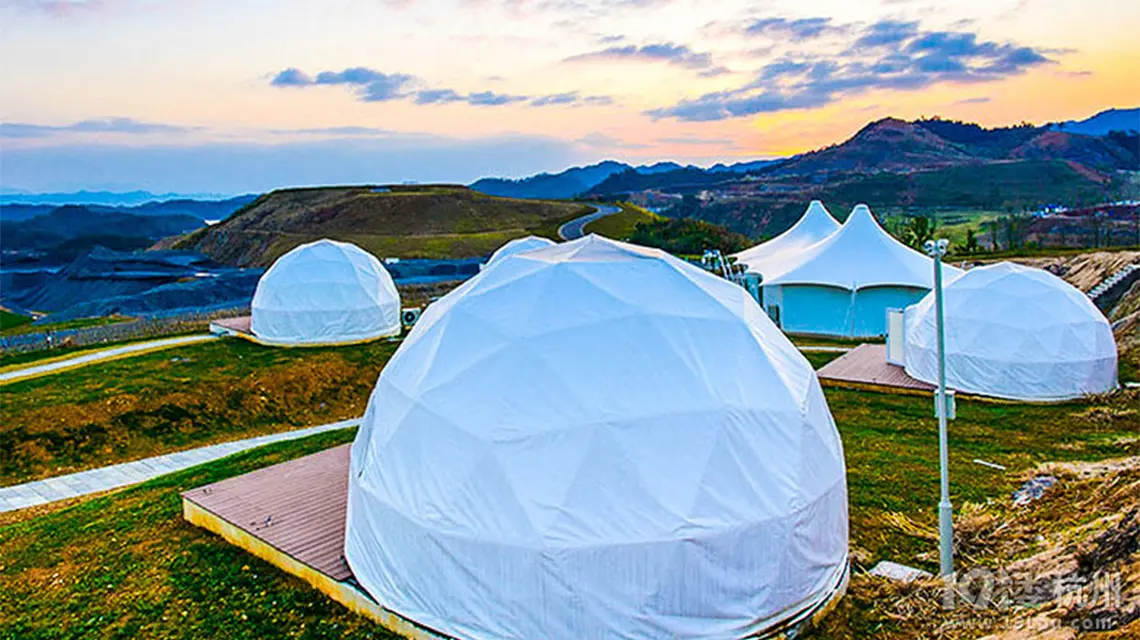 Tienda de campaña de cúpula geodésica de lujo de 30m, marco de aluminio con material impermeable de PVC para glamping y eventos de boda