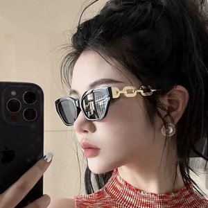 Lunettes de soleil œil de chat An's, monture noire, verres gris, protection UV375, branches à chaîne, style unisexe - Product Image 2