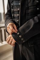 Veste en jean d'été pour femme, noire délavée, courte, respirante, avec détails de boutons argentés métallisés aux épaules