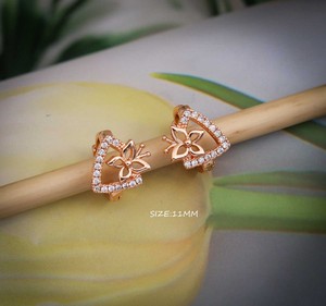 Boucles d'oreilles créoles en alliage plaqué or rose de qualité supérieure, accessoires de mode pour femmes, design rond élégant pour le bureau, les fêtes et les tenues décontractées - Product Image 4