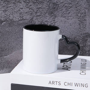 Mug personnalisable avec poignée en forme de cœur, bord coloré créatif, tasse à café en forme de cœur, mug en céramique vierge avec revêtement pour sublimation - Product Image 3