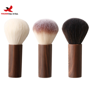 Nouvelle brosse à poussière pour ongles HQ Mixed Proc Discount, poils doux en bois de noyer et nylon, outil de nettoyage pour manucure et pédicure - Product Image 1