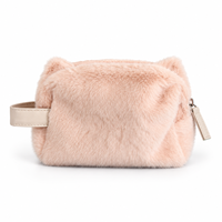 Pochette de maquillage en fausse fourrure de lapin rose pâle et moelleuse, avec poignée latérale en PU crème et fermeture éclair, idéale pour les voyages d'hiver, les soins de beauté et comme cadeau de fêtes.