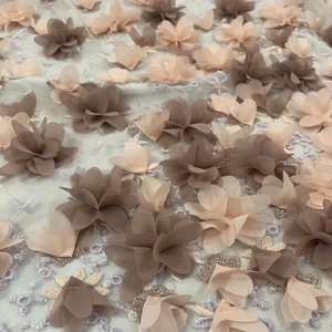 Haute qualité Style romantique mariage dentelle 3d fleur broderie conception robe de soirée tissu français dentelle tissu - Product Image 1