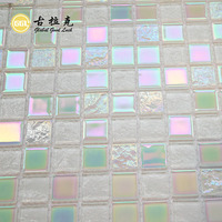 Mosaïque de verre opale irisé blanc 48x48, carreaux brillants pour piscine, escalier de villa, mur d'accentuation, design d'intérieur de luxe
