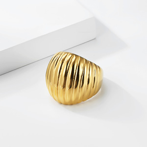 Anillo clásico con diseño de rayas para mujer, un artículo popular de comercio electrónico transfronterizo de Europa y América, hecho de acero de titanio con - Product Image 3