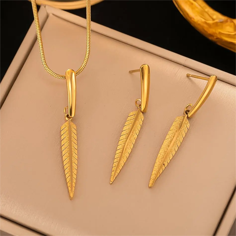 Set Perhiasan Wanita Berlapis Emas 18K Desain Daun Anting-Anting Kalung Baja Tahan Karat 2 Buah Keluaran Baru 2023