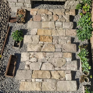 Revêtement <span class=keywords><strong>mural</strong></span> en pierre de schiste texturée jaune tigre chinois de conception moderne, surface fendue, durable, pour l'extérieur des hôtels - Product Image 1