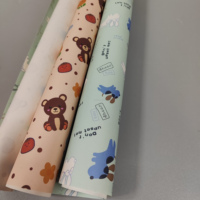 Papier d'emballage cadeau de Noël blanc en PVC enduit de haute qualité OEM avec logo personnalisable, rouleaux estampés à chaud, matériaux recyclés