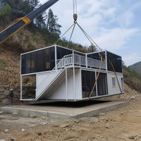 Maison mobile moderne en conteneur avec fenêtres pleine hauteur, balcon et escalier en acier