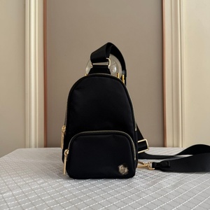 <span class=keywords><strong>Borsa</strong></span> a <span class=keywords><strong>tracolla</strong></span> da yoga Lulu Everywhere 2L in nylon tinta unita con chiusura a cerniera e fibbia per donna - Product Image 2