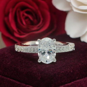 Bague de fiançailles en or blanc 18 carats pour mariage diamant de laboratoire pierres latérales sertissage de broches pierre principale personnalisée cadeau de luxe bijoux - Product Image 1