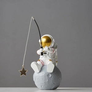 Figura Decorativa de Resina de Astronauta Pescaando en la Luna, Regalo para Decoración de Escritorio - Product Image 1