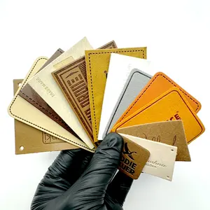 आयताकार चमड़े के कपड़ों का लेबल कस्टम फैब्रिक लेबल चमड़े का पैच डिबॉस्ड प्रिंटिंग लोगो जींस चमड़े के टैग कस्टम के साथ
