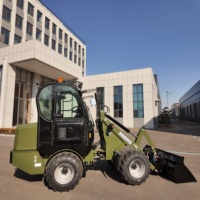 Chargeur électrique polyvalent sur roues équipé d'une tondeuse, d'une fourche à herbe, d'un tarière et d'une fourche à commande hydraulique pour chariot élévateur