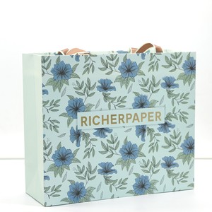 ถุงกระดาษแข็งสีดำและสีขาวมีหูจับริบบิ้นสำหรับเสื้อผ้ายีนส์ - Product Image 4