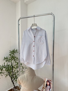 เสื้อเชิ้ตโอเวอร์ไซส์ลายทาง รุ่น A105 พร้อมกระดุมสีแดงและกระเป๋าปักลาย แขนยาว ทรงหลวม สไตล์ลำลอง - Product Image 6