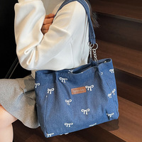 Sac fourre-tout en jean pour femme avec broderie nœud, grande capacité, sac à main décontracté avec bandoulière chaîne pour l'école, le travail et l'usage quotidien