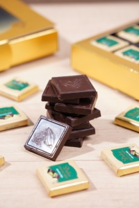 Chocolat noir amer premium à la <span class=keywords><strong>pistache</strong></span>, garni <span class=keywords><strong>de</strong></span> copeaux <span class=keywords><strong>de</strong></span> noix et <span class=keywords><strong>de</strong></span> <span class=keywords><strong>sirop</strong></span>, prêt à consommer, 60g KENLAIFU - Product Image 6