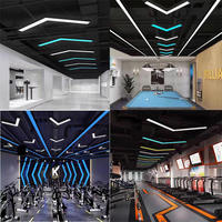 Durlitecn Lustre commercial moderne en forme de V personnalisé pour salle de sport Luminaire suspendu RVB à flèche linéaire pour salle de sport