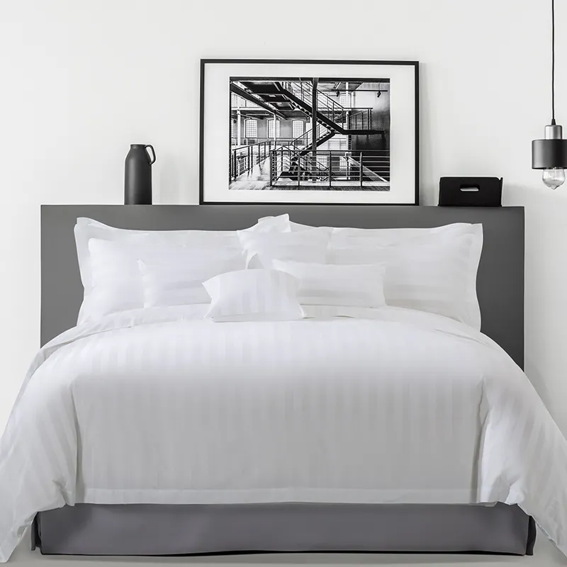 Lenzuola per Hotel di moda di alta qualità a righe in cotone bianco copriletto set piumino con tende