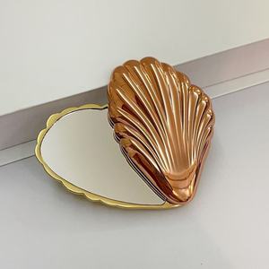 Sáng Tạo <span class=keywords><strong>Mini</strong></span> Xách Tay Gương Du Lịch Nhỏ Gọn Biểu Tượng Tùy Chỉnh Biển Chủ Đề Kim Loại Hiện Đại Thủ Công Mỹ Nghệ Cho Phụ Nữ Thời Trang Trang Điểm Quà Tặng OEM - Product Image 5