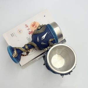 <span class=keywords><strong>Verre</strong></span> <span class=keywords><strong>à</strong></span> <span class=keywords><strong>vin</strong></span> vintage personnalisé Handslove en acier inoxydable, motif dragon ailé bleu antique, épée de collection, 201-300 ml, vente en gros - Product Image 4