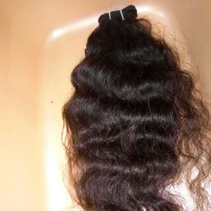 Un tissage de cheveux bruts naturels non transformés de vente chaude de donateur. Extension de cheveux bouclés de texture naturelle non traitée de 100%. - Product Image 1