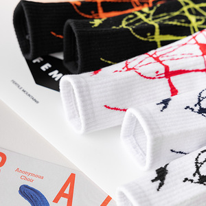 Chaussettes <span class=keywords><strong>d</strong></span>écontractées uniques et élégantes en coton multicolores avec des motifs de graffitis et <span class=keywords><strong>d</strong></span>'<span class=keywords><strong>encre</strong></span> pour hommes et femmes, à porter au quotidien - Product Image 3