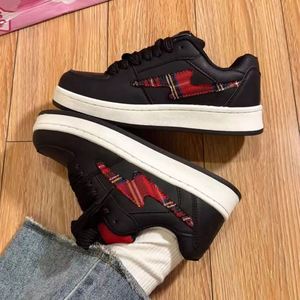 Calzado Casual Americano de Skate de Moda con Suela Gruesa para Mayor Altura, Diseño a Cuadros y Elementos de Rayo, Lengüeta Gruesa y Duradera - Product Image 2