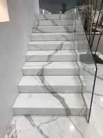 Escalier droit Tanlong à une seule poutre, marches en marbre veiné noir, balustrade en verre trempé avec cadre doré, escalier moderne minimaliste
