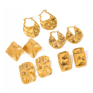 Boucles <span class=keywords><strong>d</strong></span>'oreilles polyvalentes à la mode pour femmes <span class=keywords><strong>en</strong></span> <span class=keywords><strong>forme</strong></span> <span class=keywords><strong>de</strong></span> marteau pliant <span class=keywords><strong>en</strong></span> acier inoxydable 18 carats à la frontière - Product Image 5