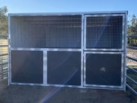 Nouvelles écuries/abris portables pour chevaux de 3,6 m et 4 m, conformes aux normes du marché australien, en acier au carbone, capacité 2 chevaux, porte coulissante/portes de grange, noires