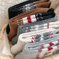 Chaussettes longues pour femmes en laine chaude Fair Island mi-mollet, épaisses et en polaire, mignonnes avec un chiot, pour l'automne et l'hiver