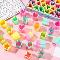 Miniatuur regenboogveren, mini-vormige regenboogveren voor kinderen, hart-, ster- en vlinderveren, sensorisch speelgoed voor kinderen, op maat gemaakte fabriek.