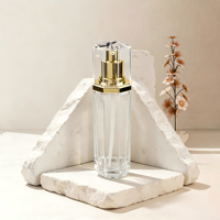 Flacons cylindriques de luxe en verre dépoli transparent mat, avec pompe pulvérisatrice pour lotion de soin, gravure et bouchon à accent doré sérigraphié