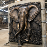 Sculpture murale en bronze d'éléphant, relief artisanal avec patine antique pour la décoration intérieure des hôtels, villas et salons