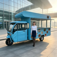 Pas de rendez-vous nécessaire pour une consultation sur ce foodtruck bleu Carritos, construction en acier inoxydable, design sur mesure.